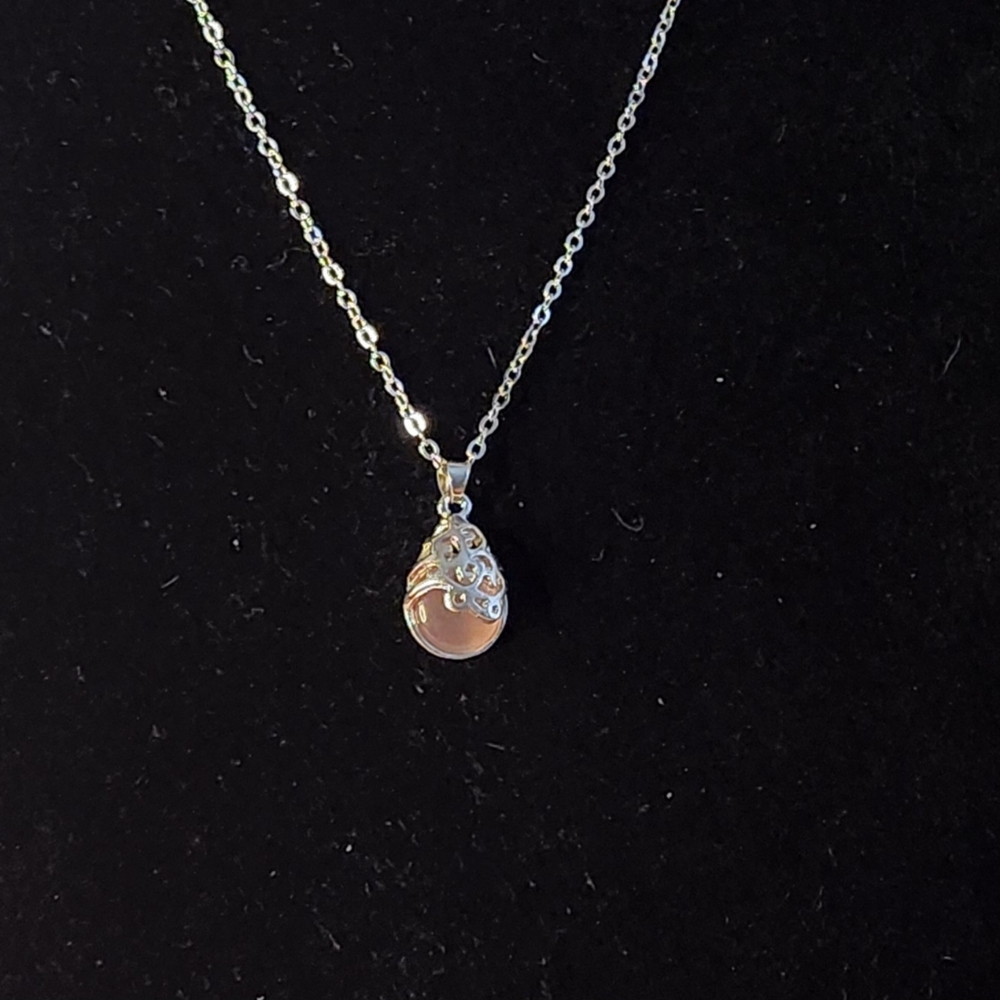 NWOT! Lovely pink ice silvertone necklace (G34)